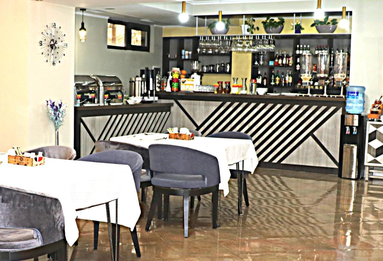 Onyx Hotel Bisjkek Buitenkant foto