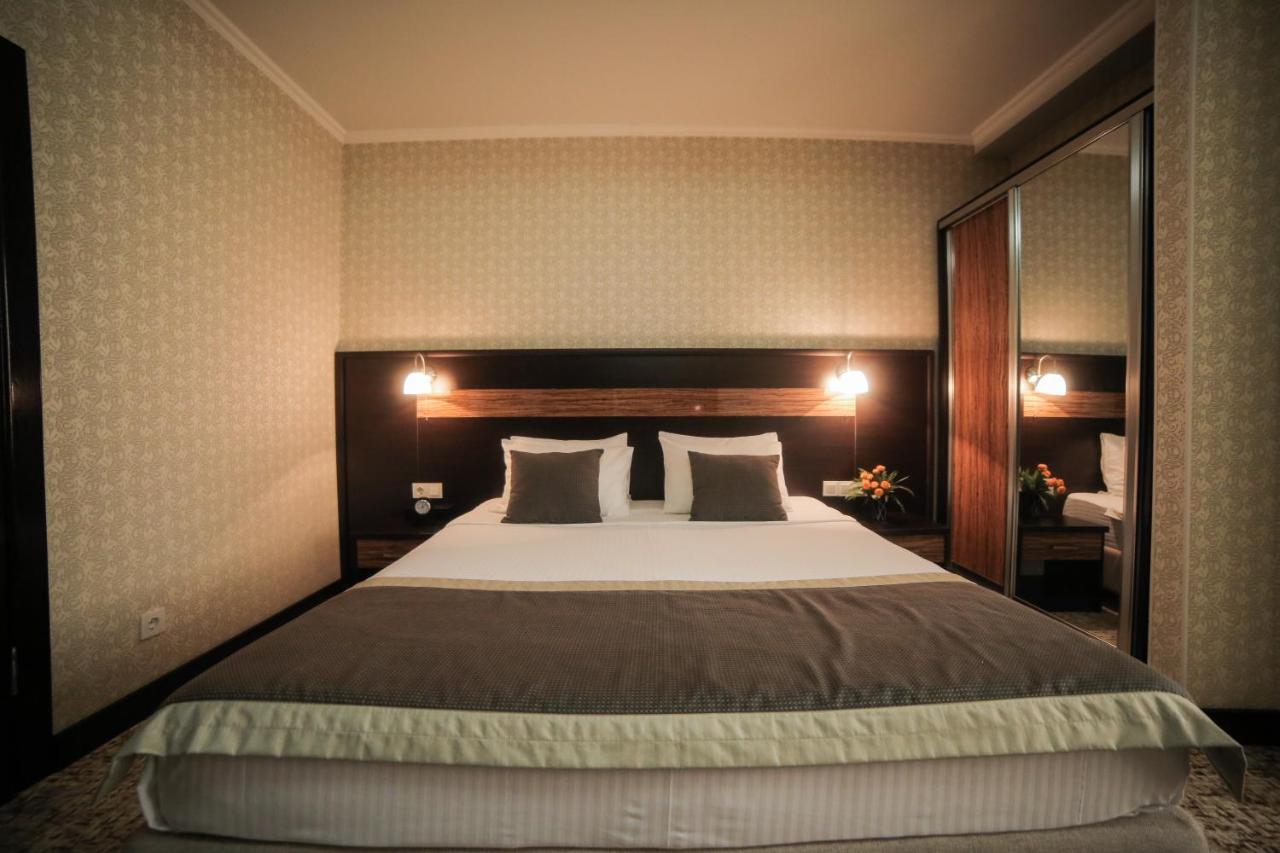 Onyx Hotel Bisjkek Buitenkant foto