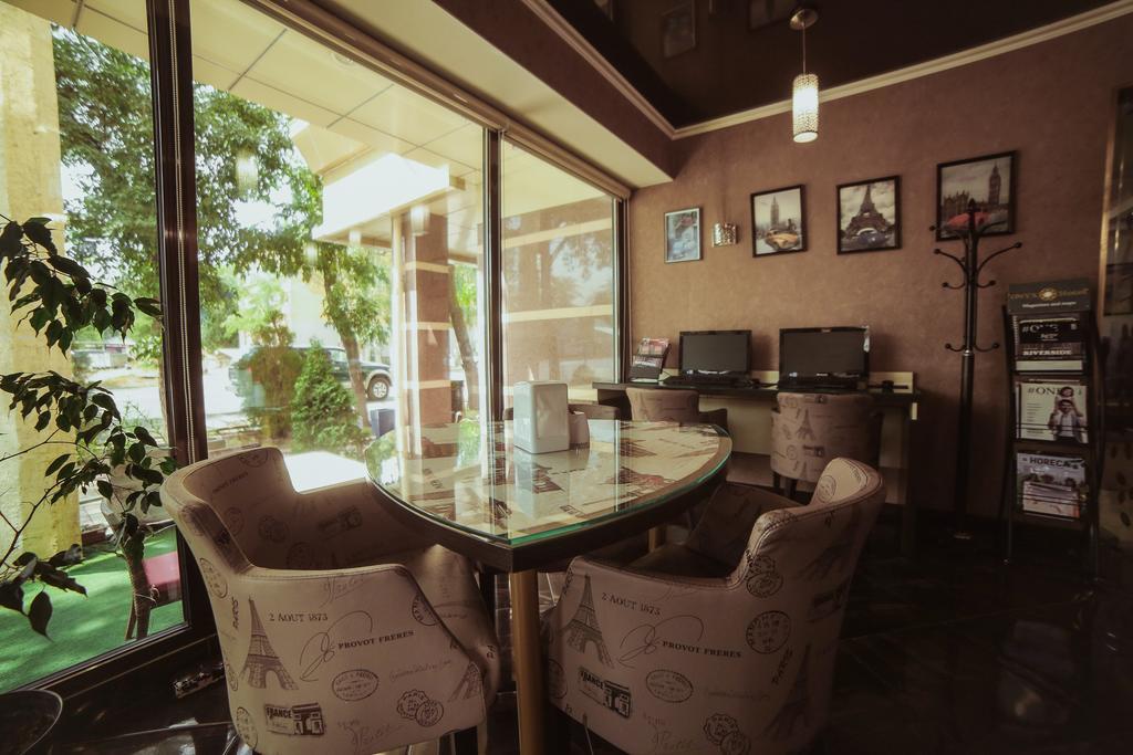 Onyx Hotel Bisjkek Buitenkant foto