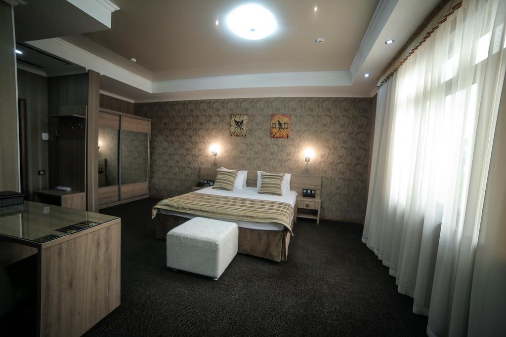 Onyx Hotel Bisjkek Buitenkant foto