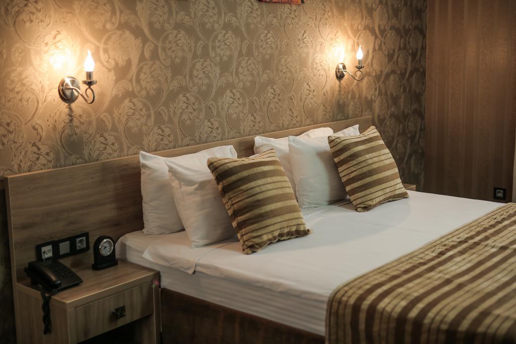 Onyx Hotel Bisjkek Buitenkant foto