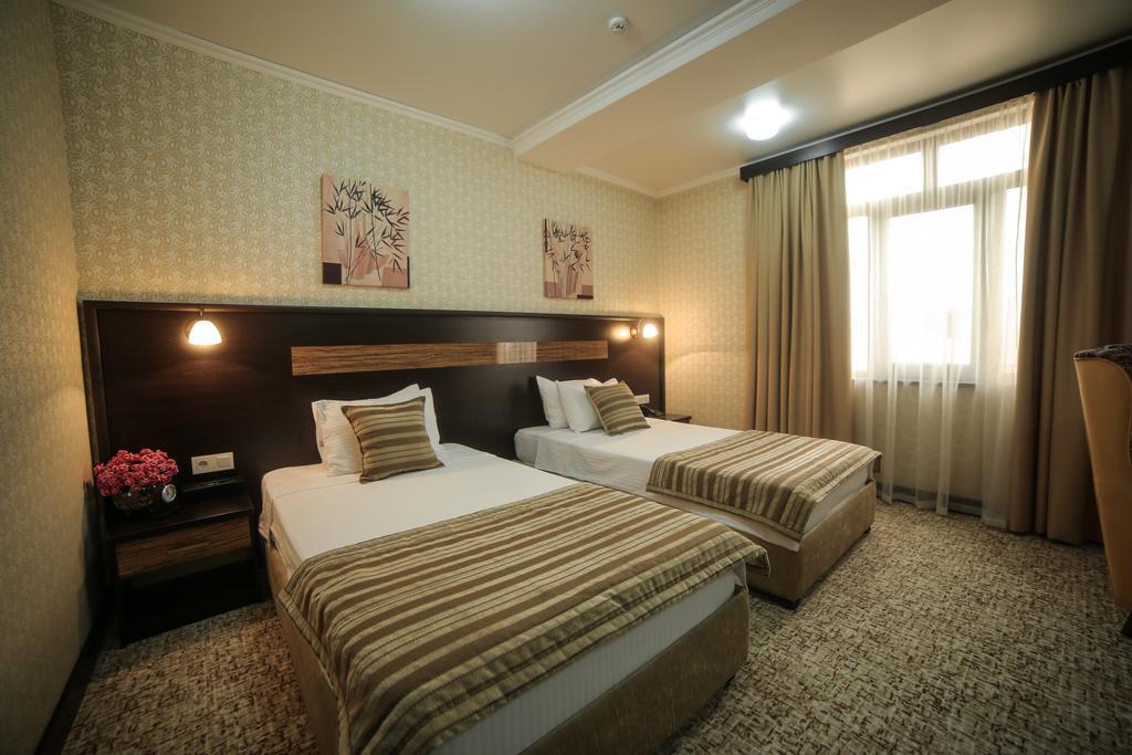 Onyx Hotel Bisjkek Buitenkant foto