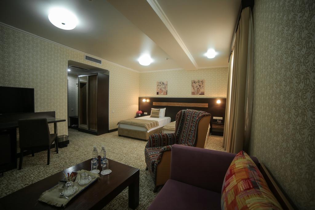 Onyx Hotel Bisjkek Buitenkant foto