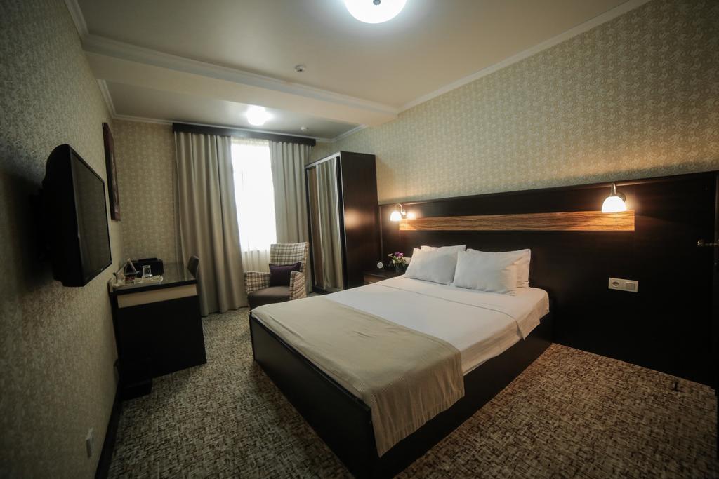 Onyx Hotel Bisjkek Buitenkant foto