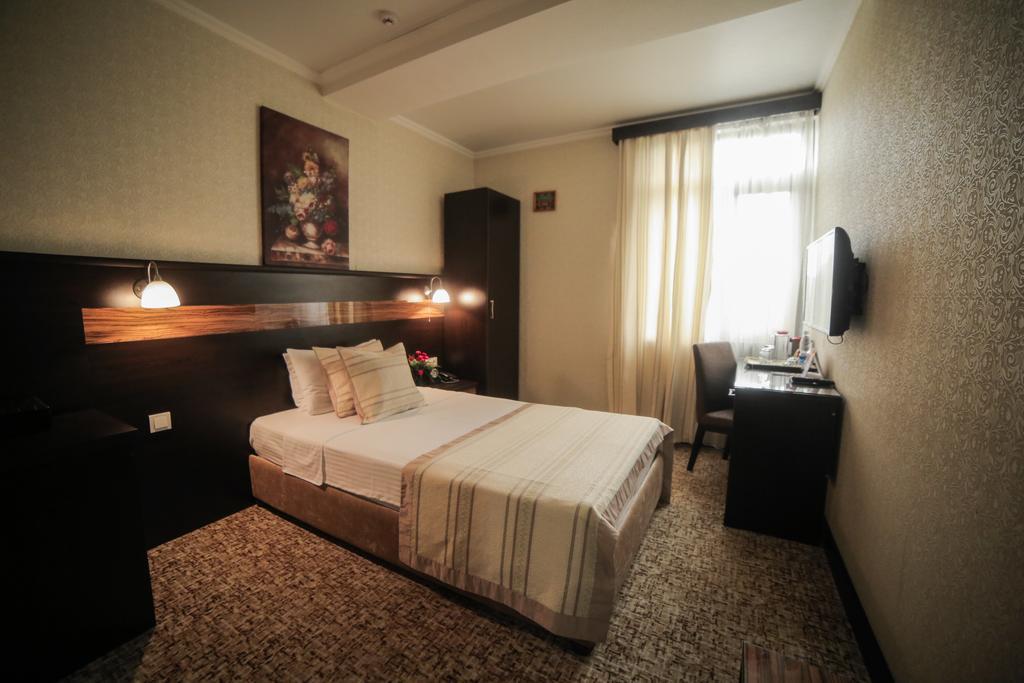 Onyx Hotel Bisjkek Buitenkant foto