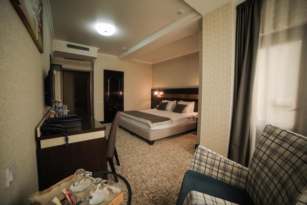 Onyx Hotel Bisjkek Buitenkant foto