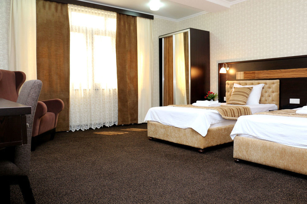 Onyx Hotel Bisjkek Buitenkant foto