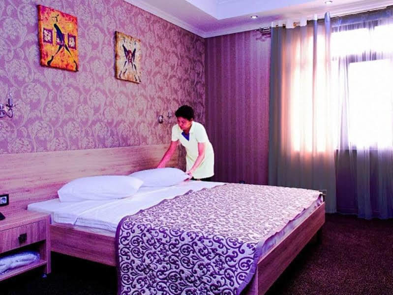 Onyx Hotel Bisjkek Buitenkant foto