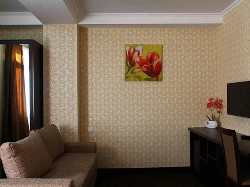 Onyx Hotel Bisjkek Buitenkant foto