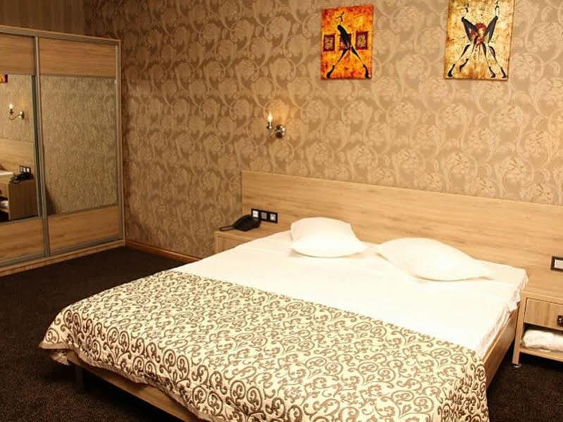 Onyx Hotel Bisjkek Buitenkant foto