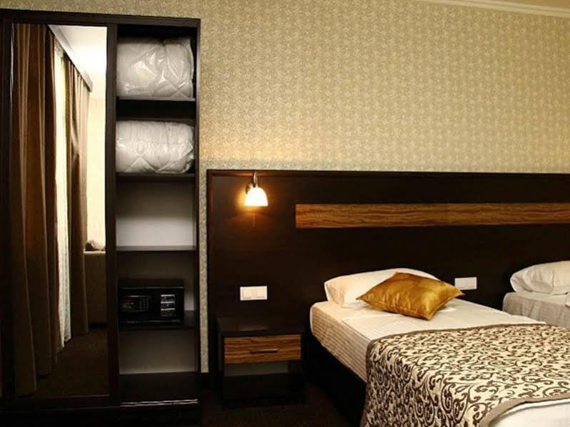 Onyx Hotel Bisjkek Buitenkant foto