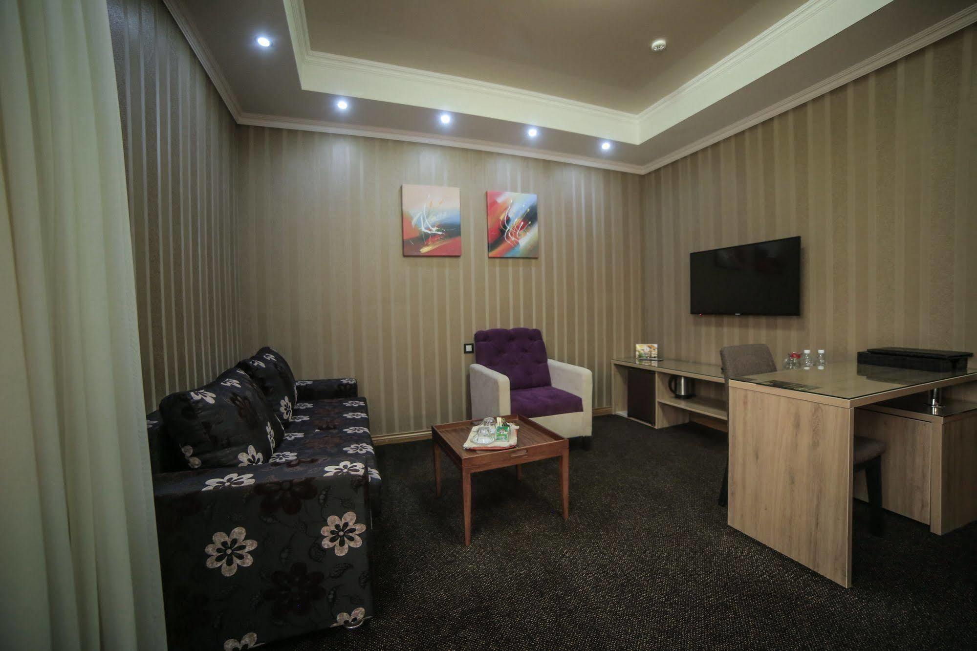 Onyx Hotel Bisjkek Buitenkant foto
