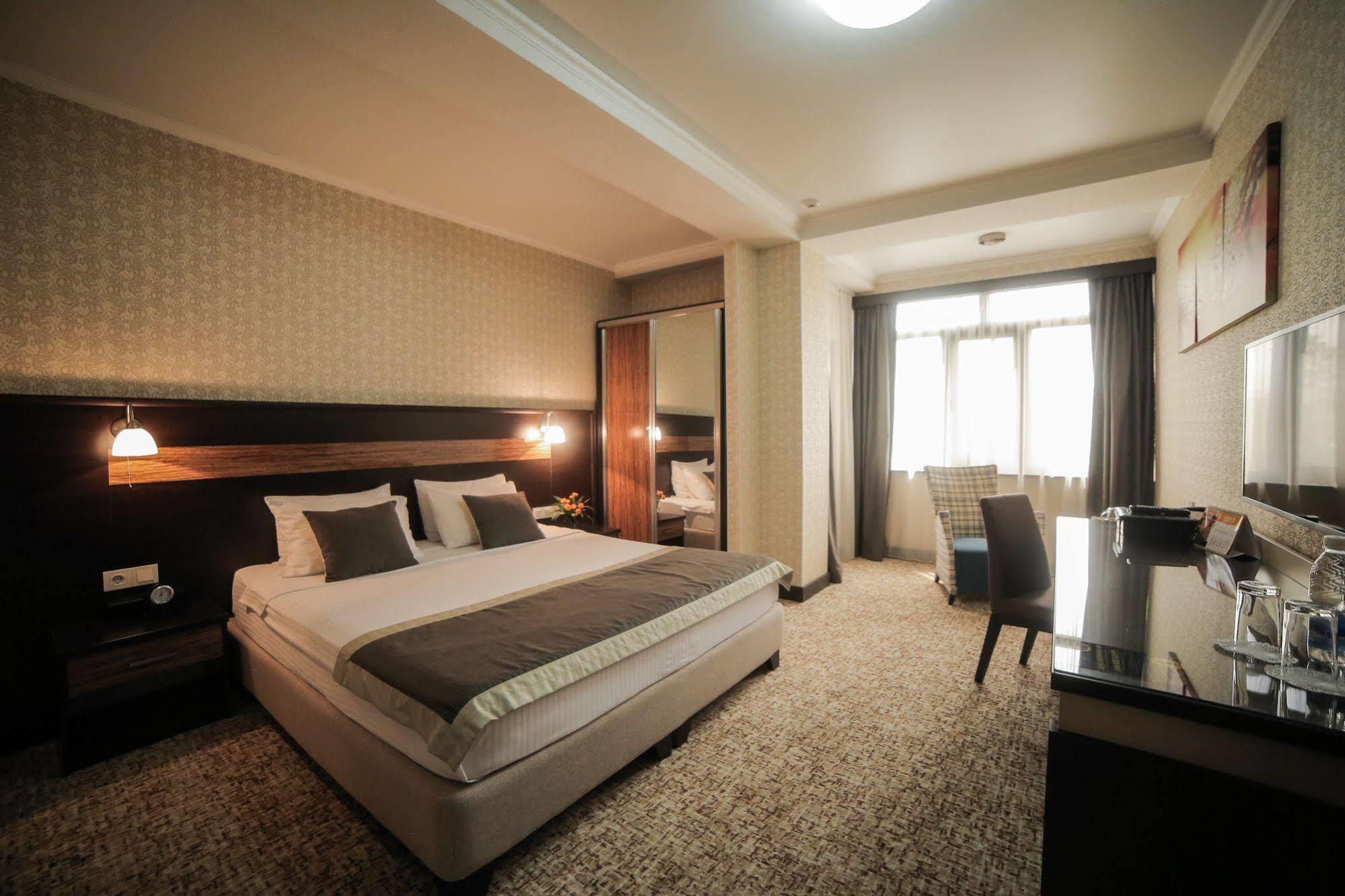 Onyx Hotel Bisjkek Buitenkant foto