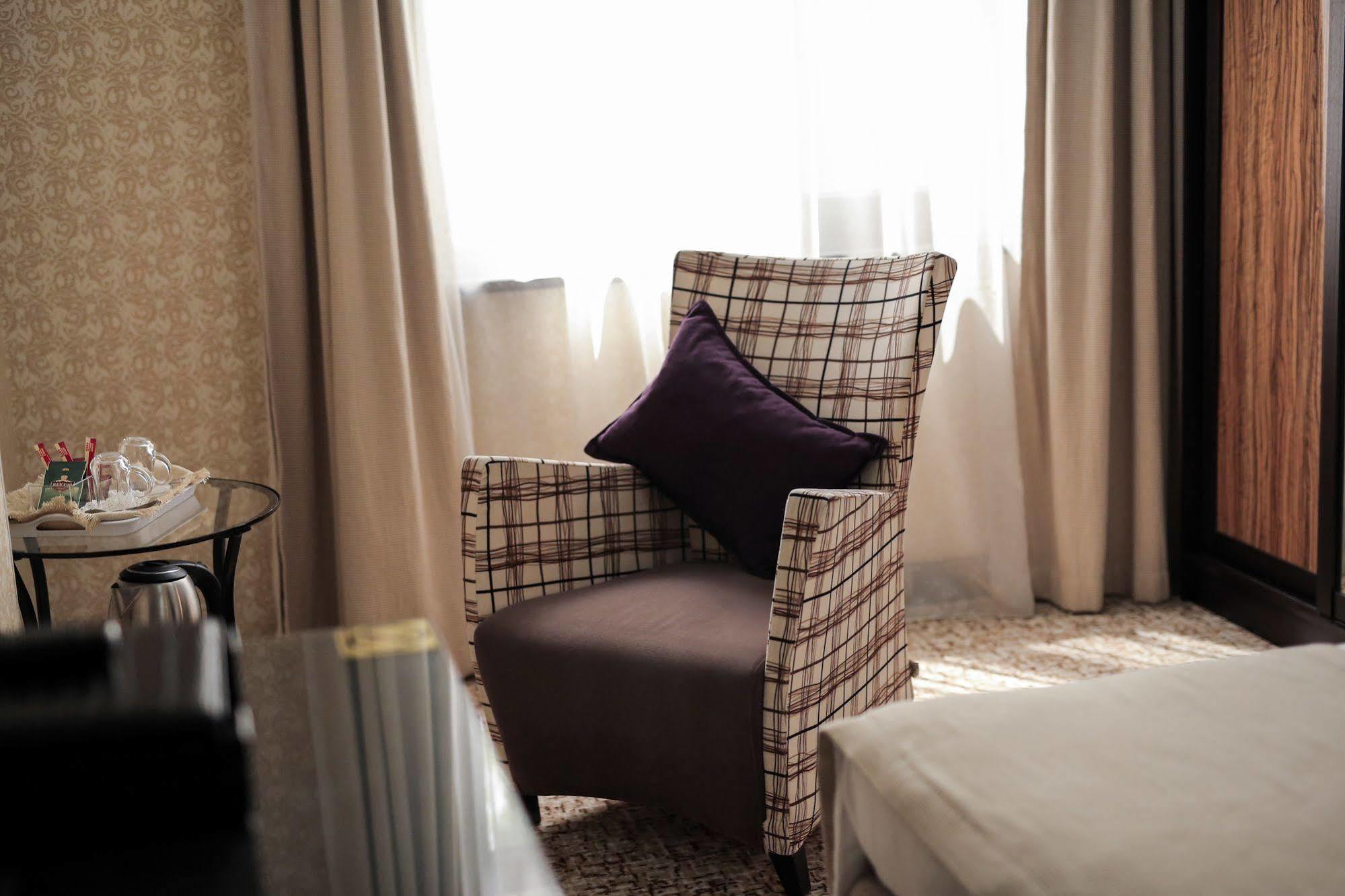 Onyx Hotel Bisjkek Buitenkant foto