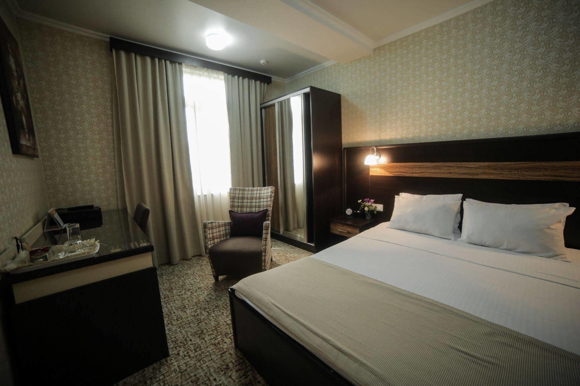 Onyx Hotel Bisjkek Buitenkant foto