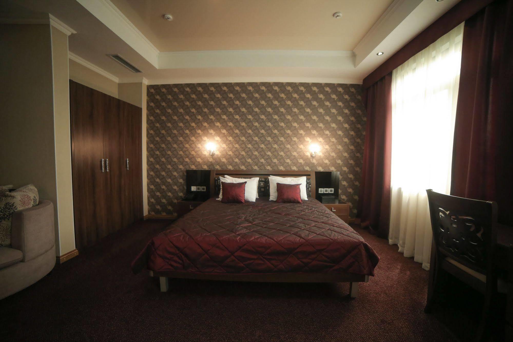 Onyx Hotel Bisjkek Buitenkant foto
