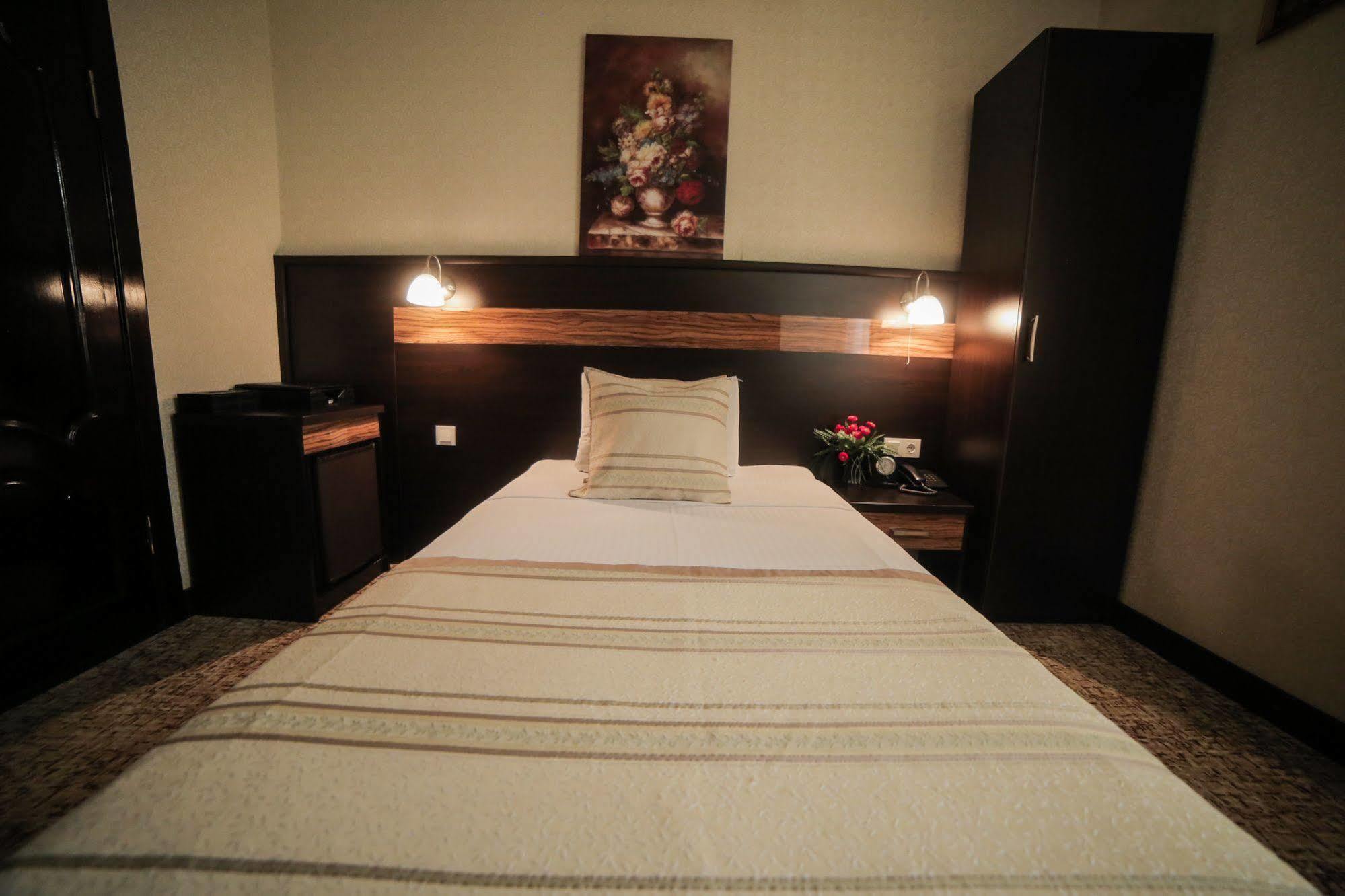 Onyx Hotel Bisjkek Buitenkant foto