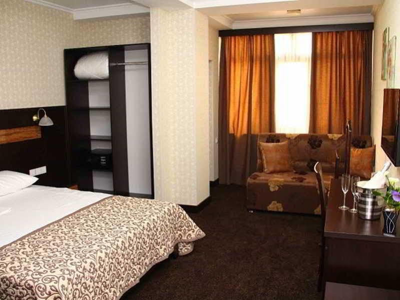 Onyx Hotel Bisjkek Buitenkant foto
