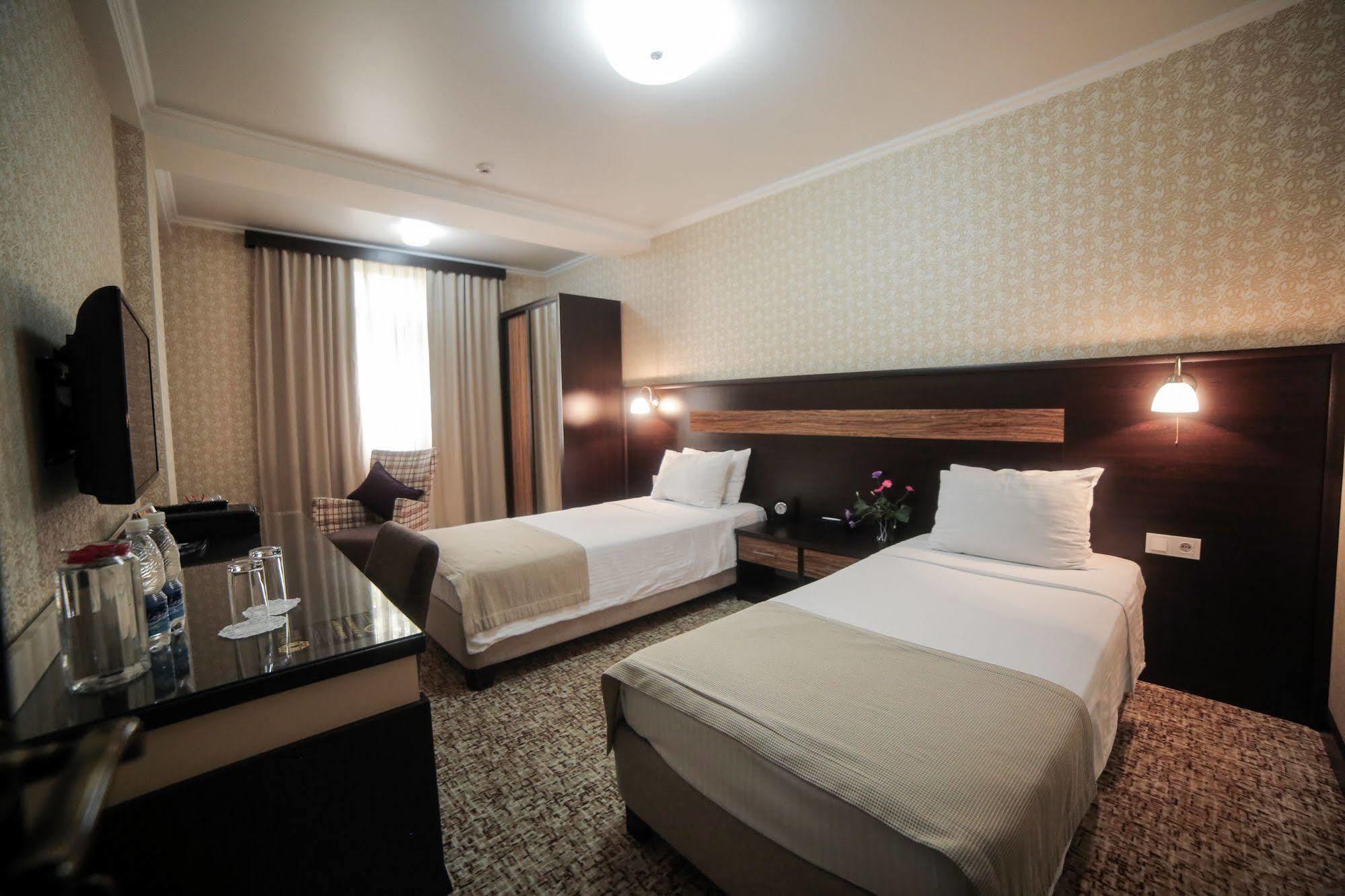 Onyx Hotel Bisjkek Buitenkant foto