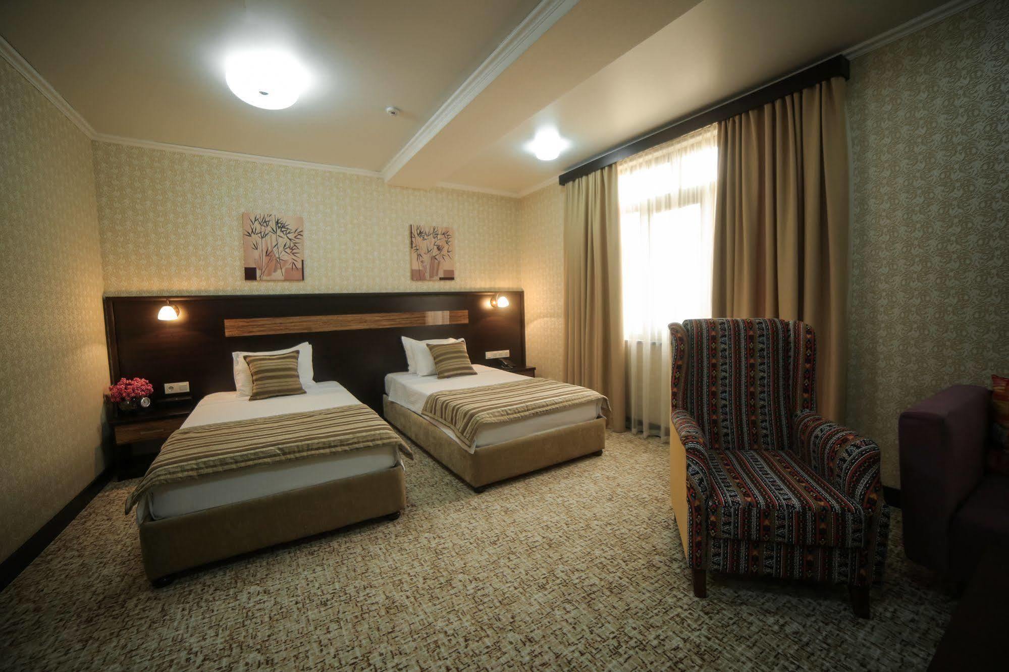 Onyx Hotel Bisjkek Buitenkant foto