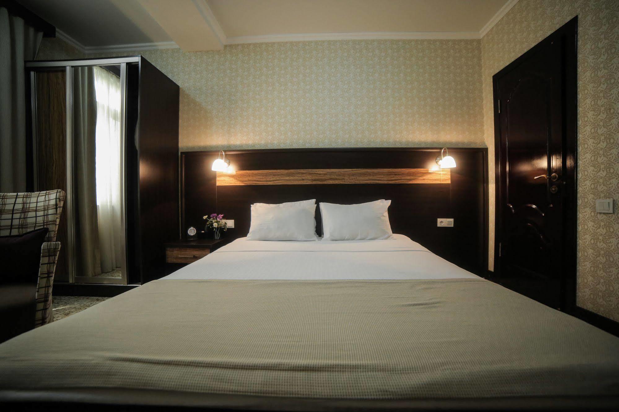 Onyx Hotel Bisjkek Buitenkant foto