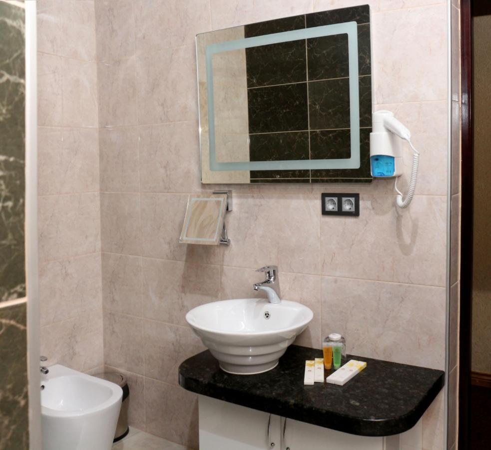 Onyx Hotel Bisjkek Buitenkant foto